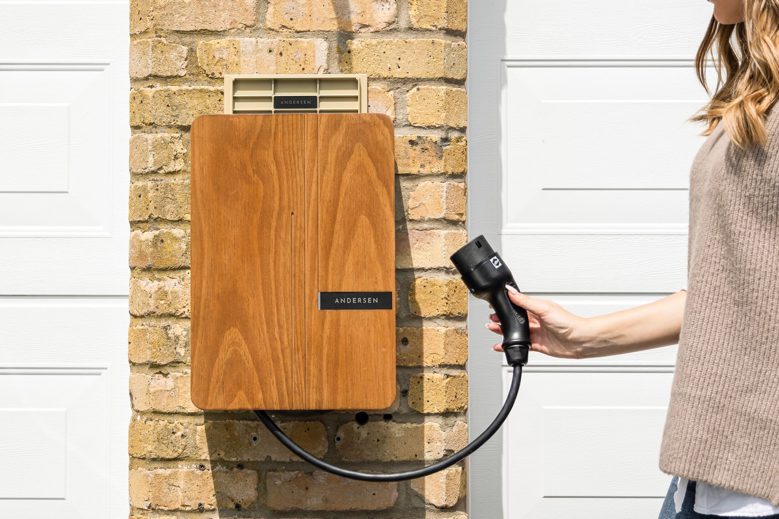 Borne de recharge murale posée sur un mur extérieur par un installateur qualifié IRVE